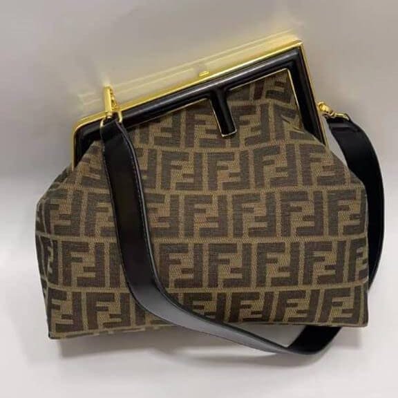 Petit Sac à main - Fendi - 2 en 1 + 1 paire de sandales Hermès - Générique - Collection