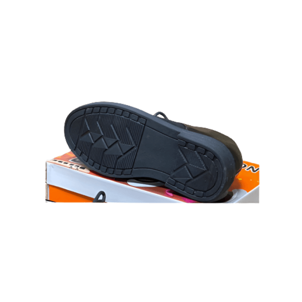 Détail de la semelle en caoutchouc des chaussures garçon