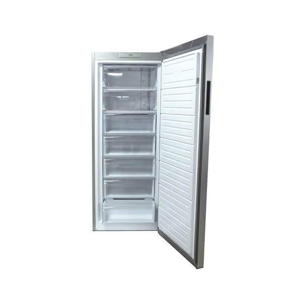 Congélateur vertical Fiabtec 243L intégré dans une petite cuisine.