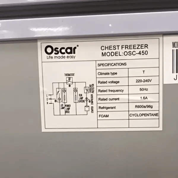 Une étiquette énergétique clairement visible, mettant en évidence la classe énergétique du produit.