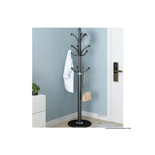 Portemanteau sur pied moderne avec manteaux et sacs suspendus dans une entrée