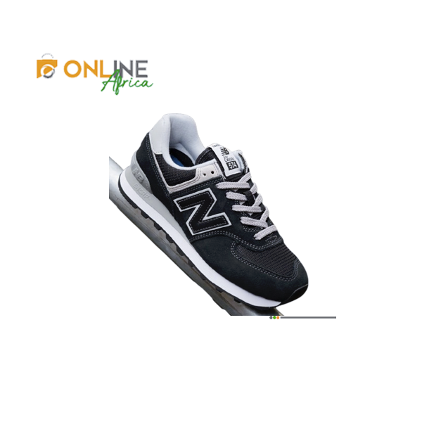 Sneaker New Balance 574 Classic noir et gris posée en extérieur