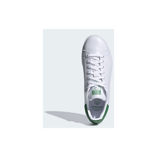 Chaussure Adidas Stan Smith Primegreen blanche posée sur fond clair