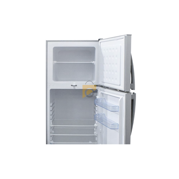 "Réfrigérateur OSCAR Silver 225L OSC-R255S posé dans une cuisine moderne avec porte ouverte sur les compartiments"
