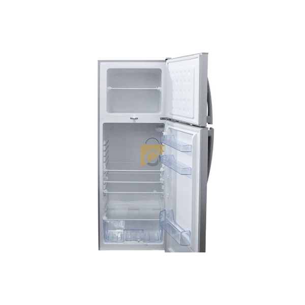 Réfrigérateur OSCAR Silver 225L OSC-R255S posé dans une cuisine moderne avec porte ouverte sur les compartiments