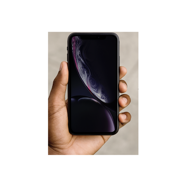 iPhone XR tenu en main, vue de face avec design bord à bord