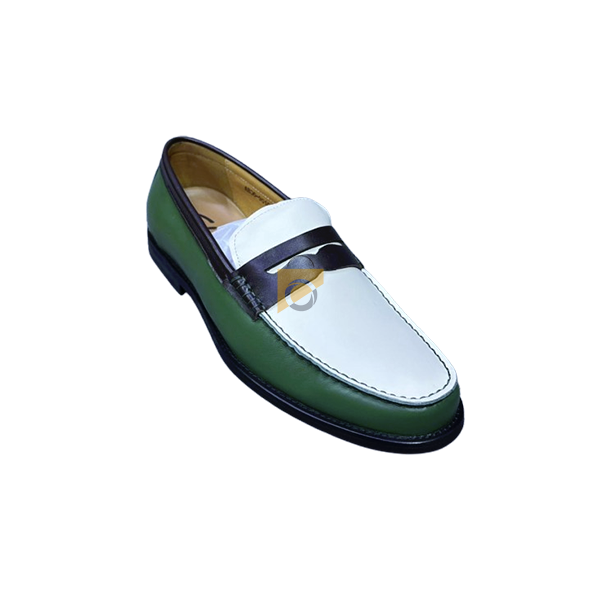 Vue de dessous de la semelle des mocassins Mc James montrant le logo de la marque.