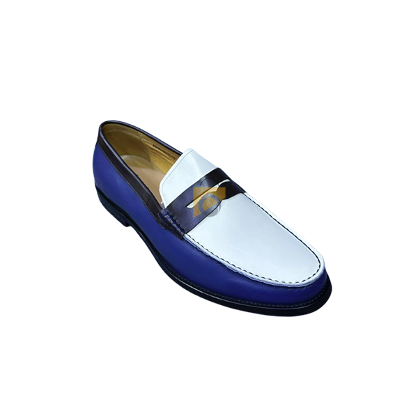 Vue de dessous de la semelle des mocassins Mc James montrant le logo de la marque.
