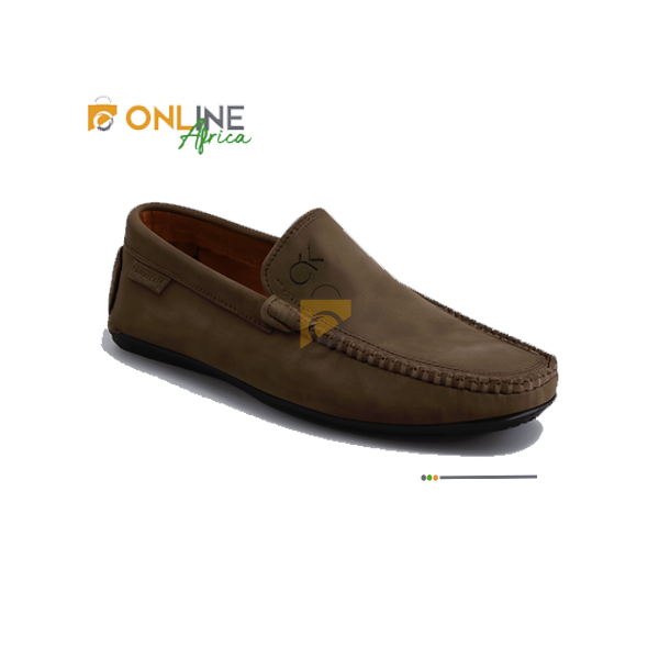 Mocassins Calvin Klein marron pour homme, vue de face avec le logo CK.