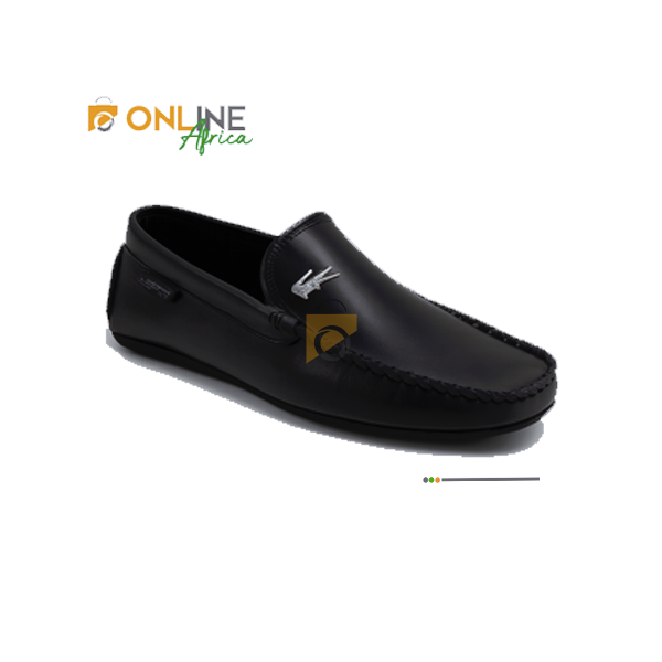 Mocassin Lacoste noir en cuir avec logo métallique vu de profil