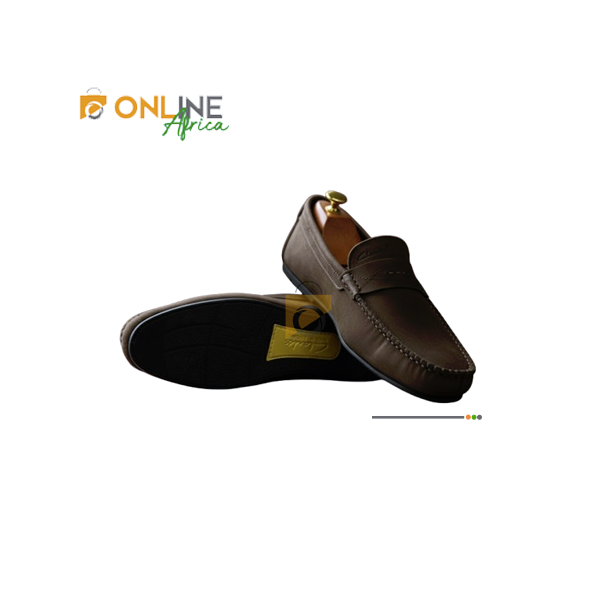 Mocassins Clarks en cuir suédé beige pour homme, vue globale.