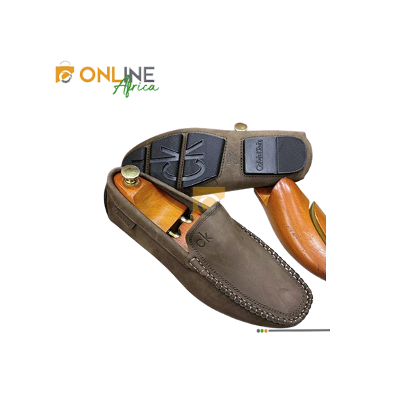 Mocassins Calvin Klein en cuir marron pour homme, vue de face avec le logo CK.
