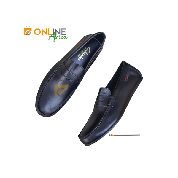 Chaussure mocassin Clarks en cuir marron pour homme avec des détails de couture.