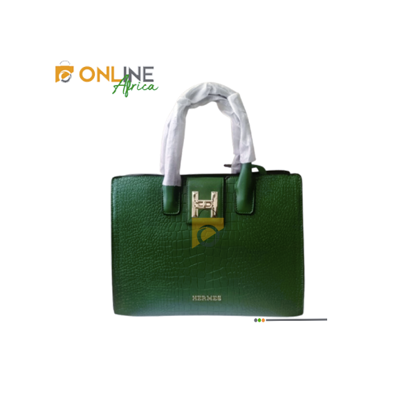 Photo d’un sac à main Hermès pour femme en cuir de luxe, avec finitions élégantes et fermoir raffiné, symbole de style et de prestige.