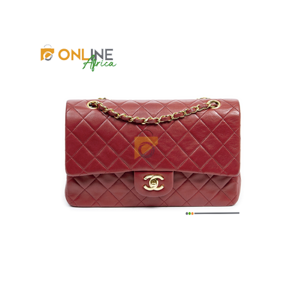 Sac bandoulière Chanel Classique noir, vue de face avec fermoir double C
