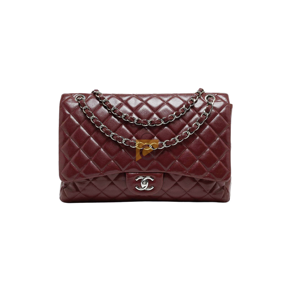 Gros plan sur la bandoulière chaîne entrelacée de cuir du sac Chanel.