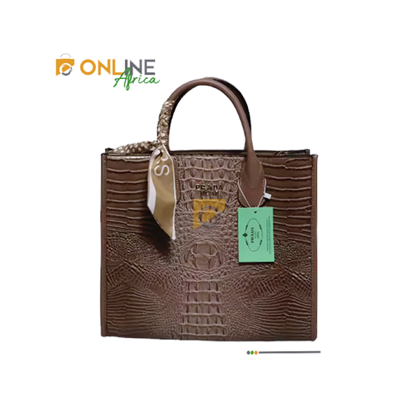 Sac Prada Croco noir posé sur fond neutre avec logo embossé