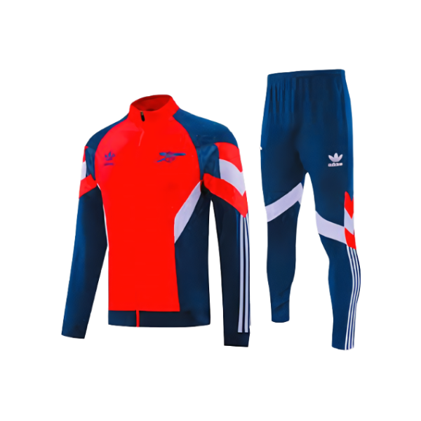 Ensemble de survêtement Arsenal 2024-2025 Adidas Originals avec haut rouge et manches bleues, et pantalon bleu à bandes blanches et rouges.